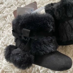 Adorable, baby booties to keep the feet warm